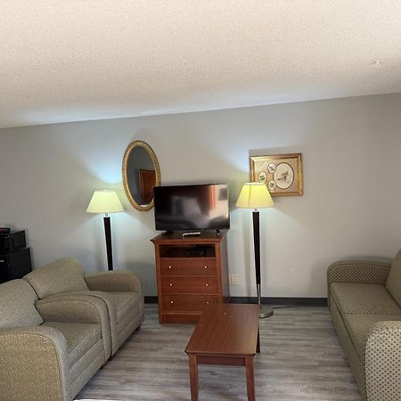Lake Tree Inn & Suites Marion Bagian luar foto