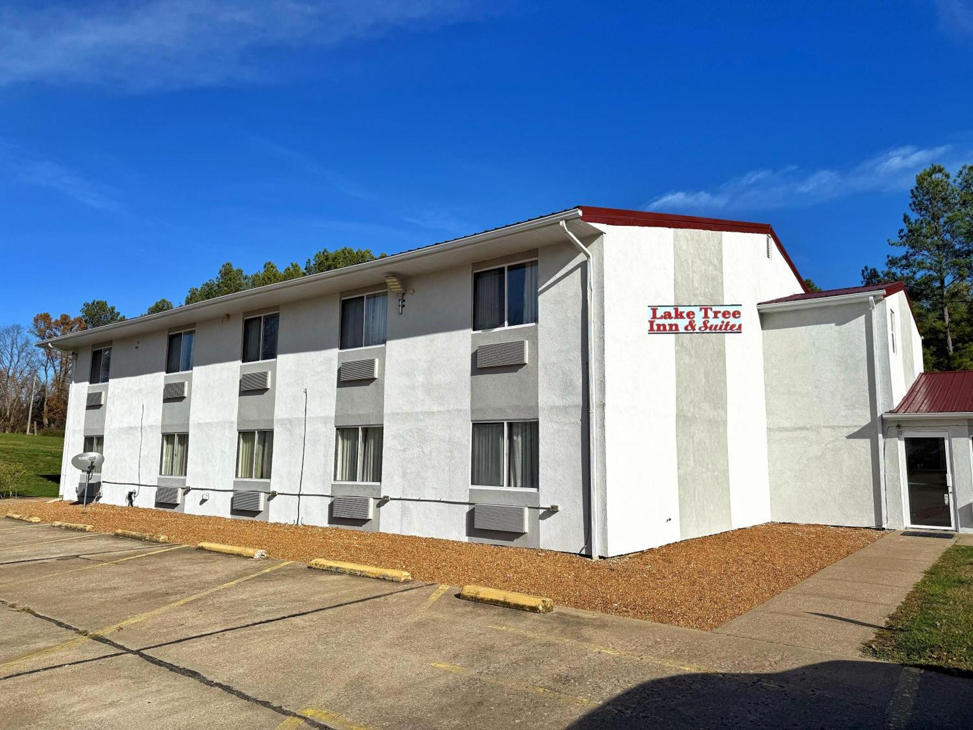Lake Tree Inn & Suites Marion Bagian luar foto