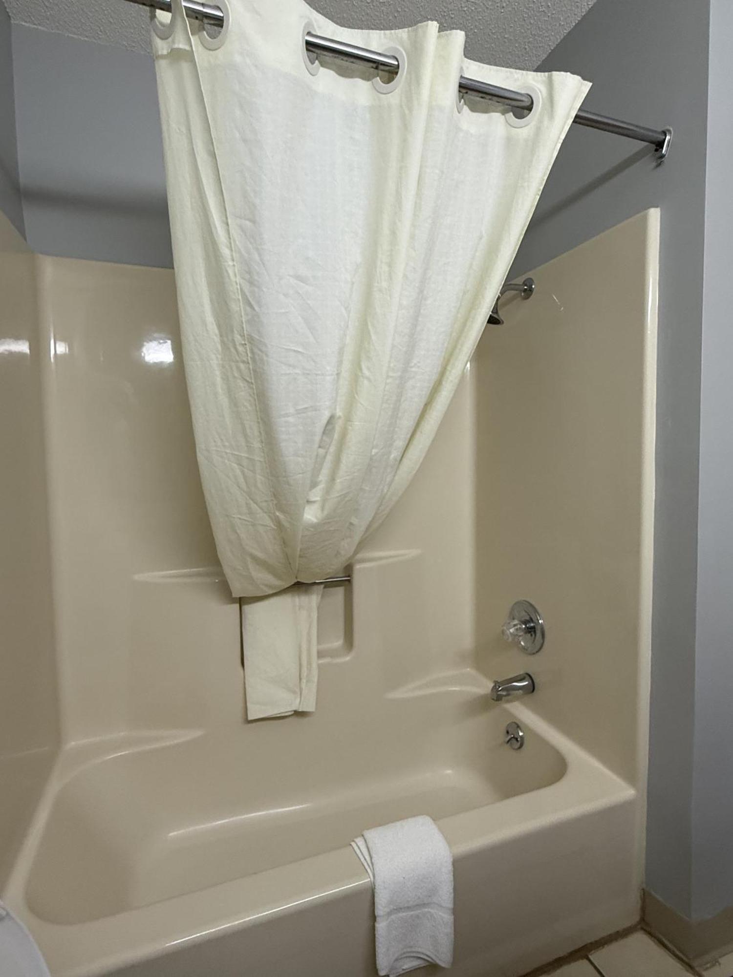 Lake Tree Inn & Suites Marion Bagian luar foto