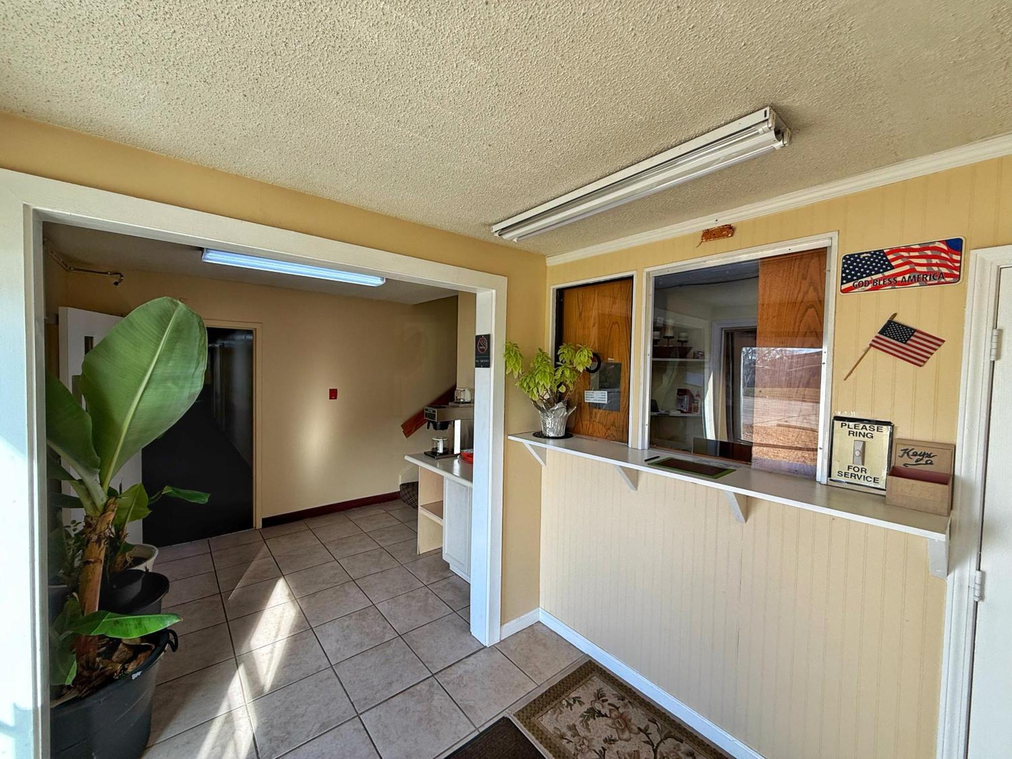Lake Tree Inn & Suites Marion Bagian luar foto