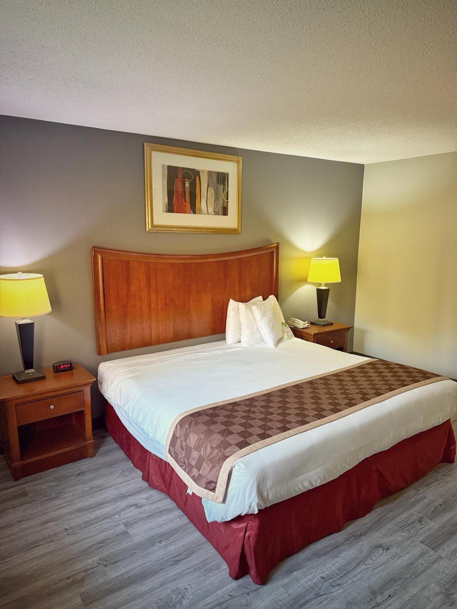 Lake Tree Inn & Suites Marion Bagian luar foto