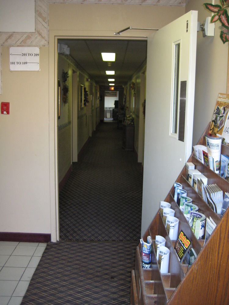 Lake Tree Inn & Suites Marion Bagian luar foto