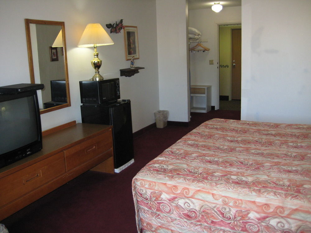 Lake Tree Inn & Suites Marion Bagian luar foto