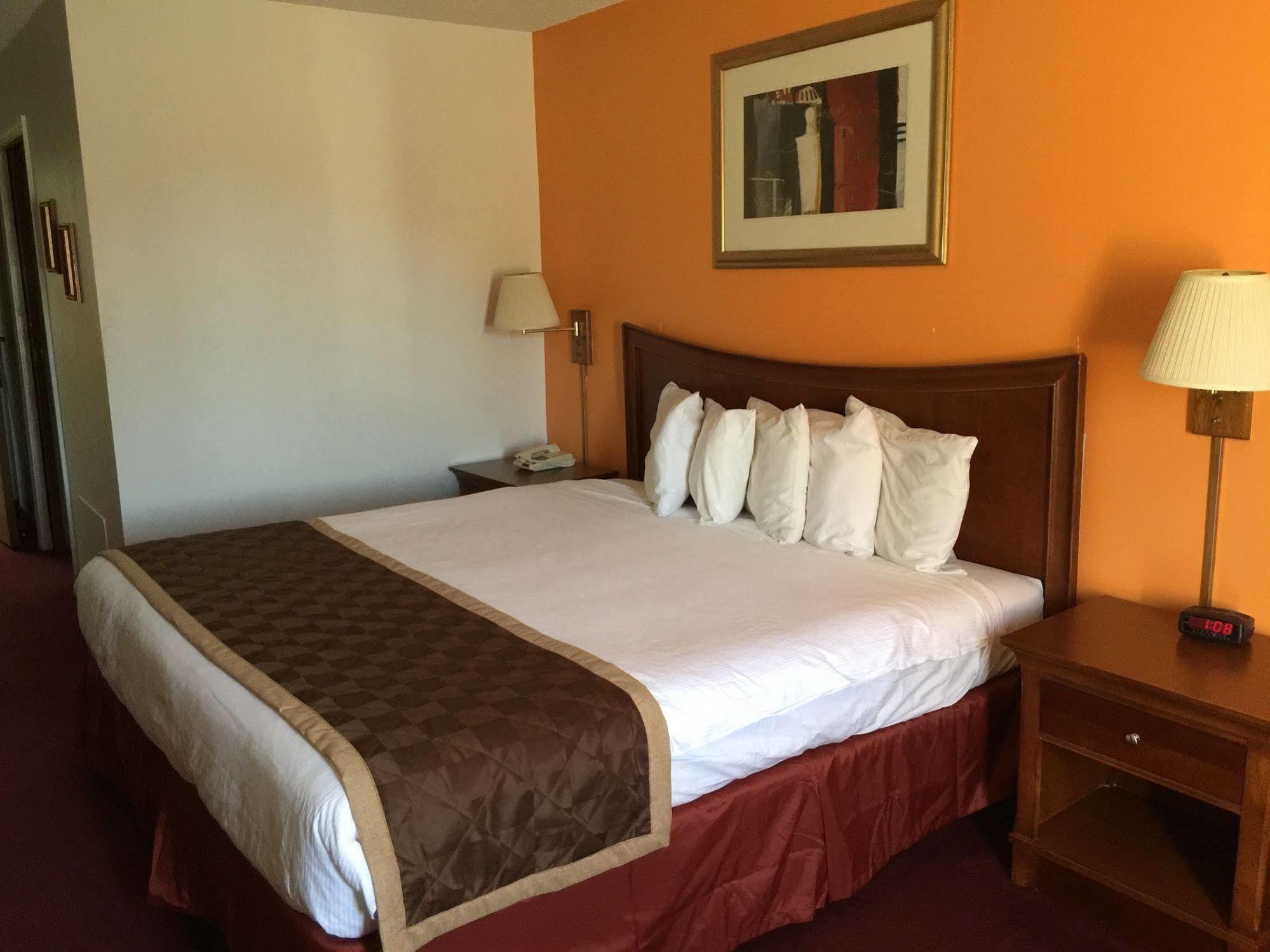 Lake Tree Inn & Suites Marion Bagian luar foto