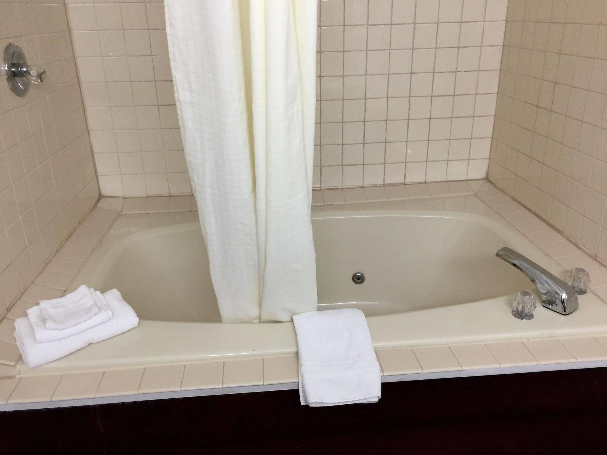 Lake Tree Inn & Suites Marion Bagian luar foto